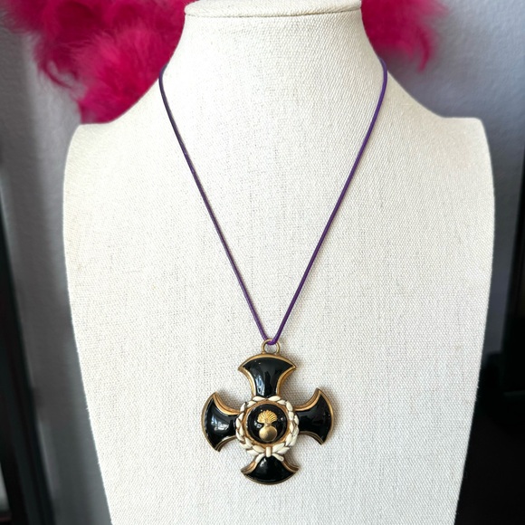 Brass Vintage Crest Medallion Pendant - Picture 4 of 8